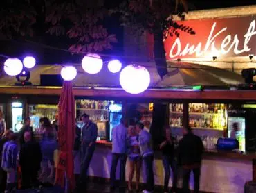 Open Air Club Romkert am Donauufer in Budapest