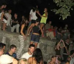 Open Air Club Romkert am Donauufer in Budapest