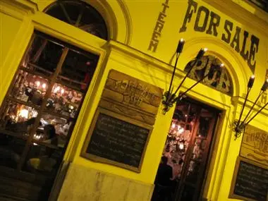 Das "For Sale Pub" in Budapest: Gemütlicher Zettelkasten mit Livemusik