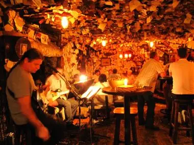 Das "For Sale Pub" in Budapest: Gemütlicher Zettelkasten mit Livemusik
