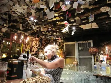 Das "For Sale Pub" in Budapest: Gemütlicher Zettelkasten mit Livemusik