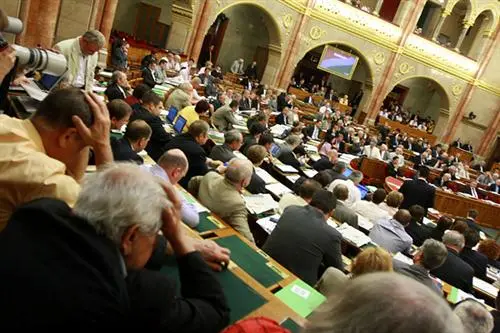 Hauen, sticheln und ein bisschen feiern: Die politische Woche in Ungarn