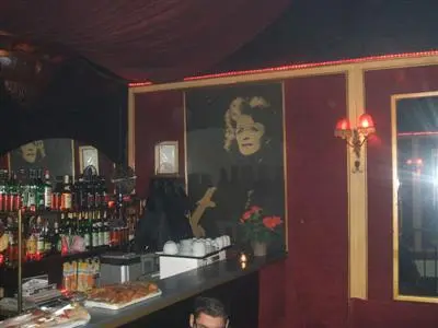 Das Piaf ist eine gealterte Diva, eine abgeliebte Club-Legende, aber feste Größe auf dem "Broadway" von Budapest