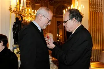 Der ungarische Kunsthistoriker Dr. Lóránd Hegyi wurde mit der höchsten Auszeichnung der Republik Frankreich geehrt