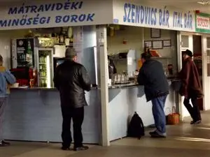 Sozialistischer Restcharme im kapitalistischen Überfluss. Ein kulinarisches Kleinod im Fehérvári-Markt in Budapest