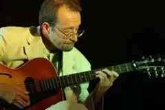 Der Jazzgitarrist Augustino Di Giorgio auf dem Columbus Jazz Boat in Budapest