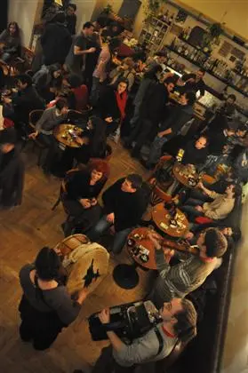 Das „Sirály“, ein echter Multi-Kulti-Szenetreff im Jüdischen Viertel von Budapest