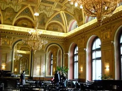 Das Jugendstil-Kaufhaus Paris in Budapest sucht seinen Platz auf dem Prachtboulevard