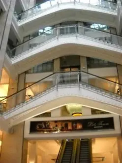 Das Jugendstil-Kaufhaus Paris in Budapest sucht seinen Platz auf dem Prachtboulevard