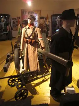 Eine Inspektion des Militärhistorischen Museums von Budapest