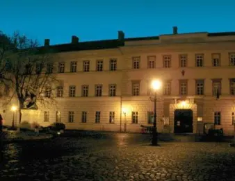 Eine Inspektion des Militärhistorischen Museums von Budapest
