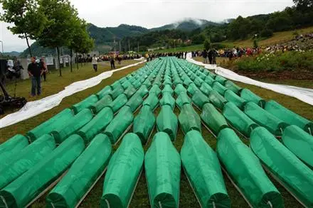 Spuren eines Völkermordes - Ausstellung zum Massager von Srebrenica in Budapest