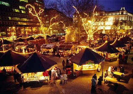 Ein Spaziergang über den Weihnachtsmarkt am Vörösmarty tér in Budapest