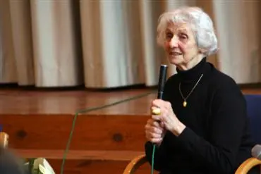 Eine ungarische Zeitzeugin berichtet in der Deutschen Schule Budapest vom Holocaust