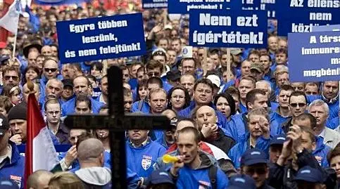 Aufruhr der Ordnungshüter in Ungarn: Großdemonstration von Feuerwehr und Polizei