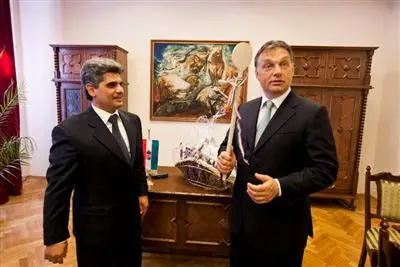 Orbán unterzeichnet Absichtserklärung mit Roma-Vertreter Ministerpräsident Viktor Orbán und der Chef