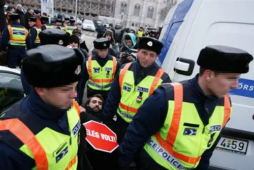 Demonstrationen in Ungarn, Parlamentarier in Ketten, Regierungschef im Radio