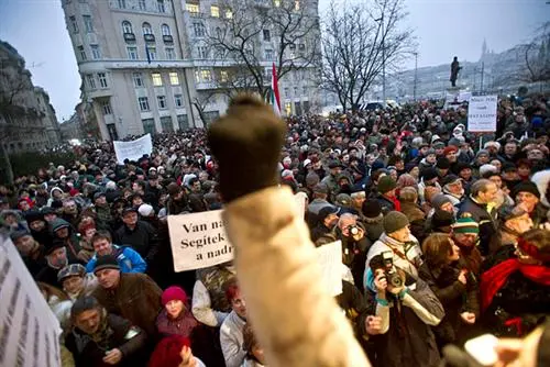 Demonstrationen in Ungarn, Parlamentarier in Ketten, Regierungschef im Radio