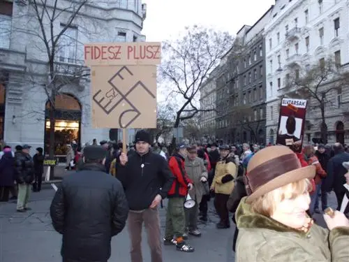 Demo für Klubradio und Pressefreiheit in Ungarn - Präsident Schmitt zum "Ehrenpirat" ernannt