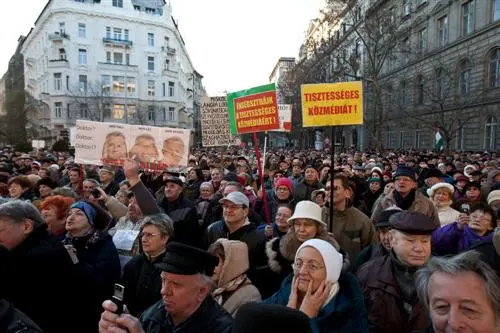 Demo für Klubradio und Pressefreiheit in Ungarn - Präsident Schmitt zum "Ehrenpirat" ernannt