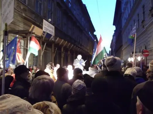 Rechtsextremist als Theaterdirektor in Ungarn: Demo und Gegendemo in Budapest