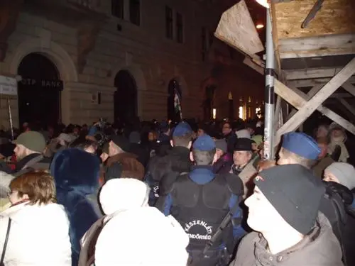 Rechtsextremist als Theaterdirektor in Ungarn: Demo und Gegendemo in Budapest