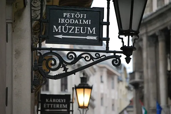 Drei Literaten in einer Innenstadt-Perle in Budapest
