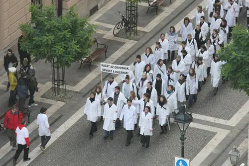 Ärzte in Ungarn bekommen endlich mehr Geld