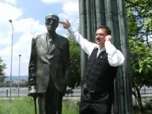 Protest gegen Denkmal-Abriss am Parlament in Ungarn