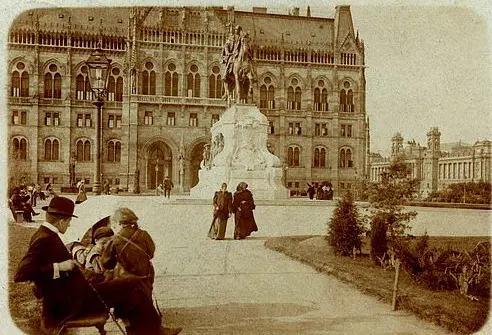 Der Kossuth Platz als Zeuge des Selbstbetrugs in Ungarn