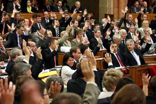 Hitzeschlachten: Politische Nachrichten aus Ungarn