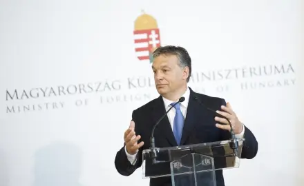 Laudatio aus dem Kartenhaus: Premier von Ungarn schwelgt in Eigenlob und putzt sich an Europa ab
