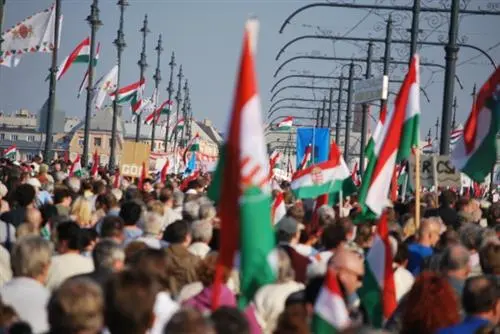 Großdemonstrationen von Regierungstreuen und Opposition in Ungarn