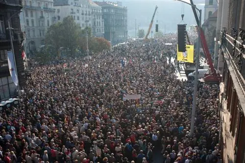 Großdemonstrationen von Regierungstreuen und Opposition in Ungarn