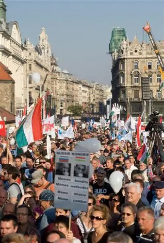 Großdemonstrationen von Regierungstreuen und Opposition in Ungarn