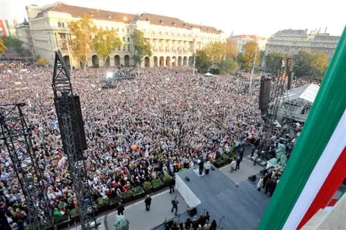 Großdemonstrationen von Regierungstreuen und Opposition in Ungarn