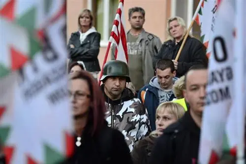 Roma in Ungarn demonstrieren gegen Nazis und gegen die eigene Agonie