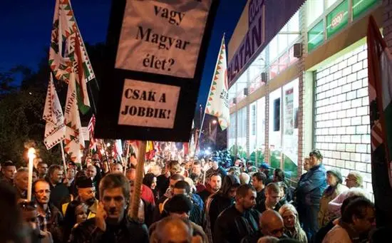 Roma in Ungarn demonstrieren gegen Nazis und gegen die eigene Agonie