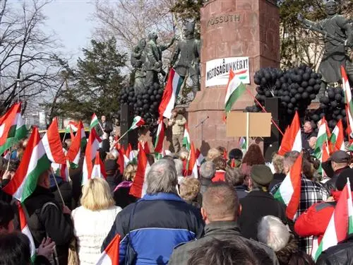 Bis zu 170.000 Ungarn von Zwangsräumung bedroht: Demo in Budapest