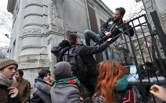 Demonstranten stürmen Zentrale der Regierungspartei in Ungarn