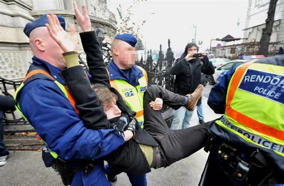 Demonstranten stürmen Zentrale der Regierungspartei in Ungarn