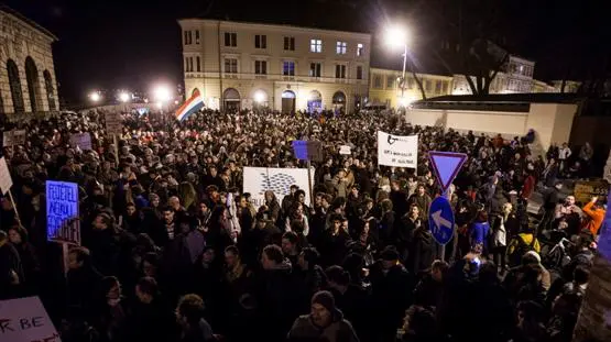 Zäune und Ketten: spontane Demo gegen Verfassungsputsch in Ungarn
