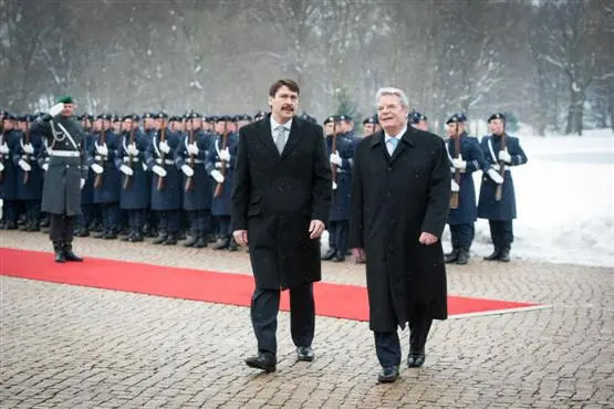 Präsident von Ungarn unterschreibt Verfassungsänderungen