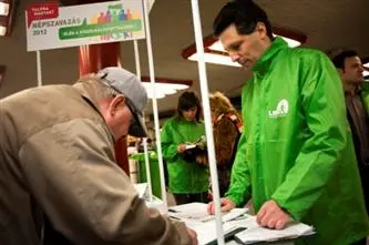 Datenschützer in Ungarn will Unterschriftensammlungen von Tür zu Tür untersagen