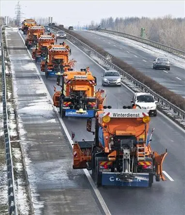 Aufräumarbeiten nach dem Schneechaos in Ungarn: über Hunderttausend noch ohne Strom, etliche Straßen gesperrt