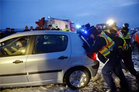 Aufräumarbeiten nach dem Schneechaos in Ungarn: über Hunderttausend noch ohne Strom, etliche Straßen gesperrt