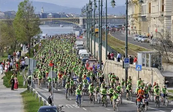 Viele Demos am Wochenende in Ungarn: Marsch der Lebenden, Nazi-Biker, Hitler-Feiern und Critical Mass-Radler, Banken"opfer" mit Nazisymbolen
