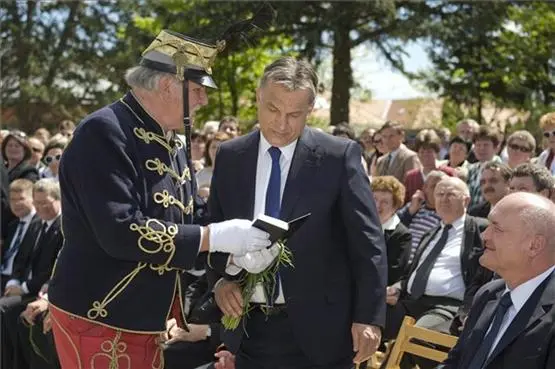 Orbán als Wanderprediger: Beten und arbeiten als Rezept für Ungarns Glück