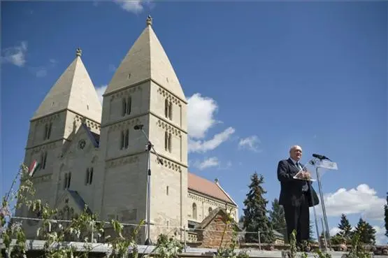 Orbán als Wanderprediger: Beten und arbeiten als Rezept für Ungarns Glück