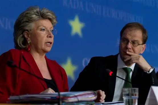 EU-Kommissarin Reding führt "kein Krieg gegen Ungarn", droht aber mit "Atombombe"
